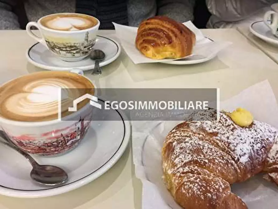 Immagine 1 di Negozio in vendita  in Piazza Malvezzi  a Desenzano Del Garda