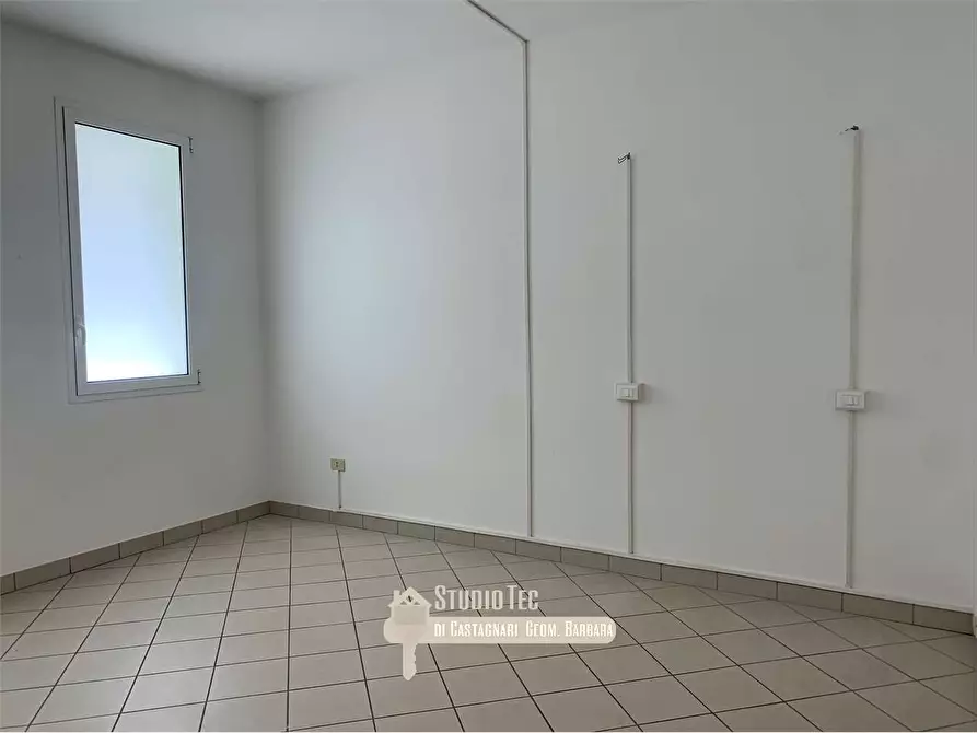 Immagine 3 di Negozio in affitto  in dei navigatori 1 a Ravenna