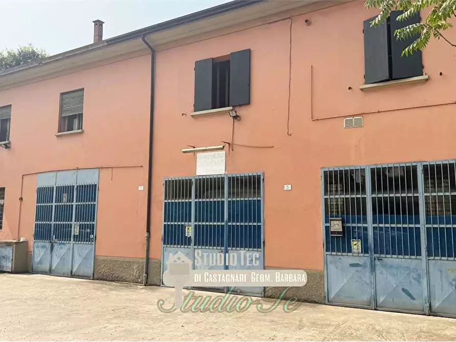 Immagine 1 di Garage in vendita  a Imola