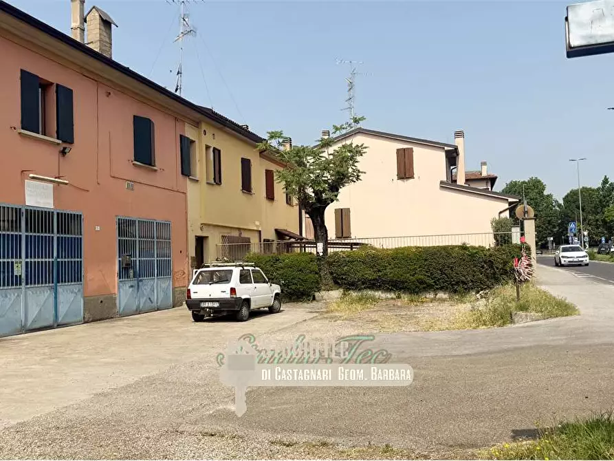 Immagine 5 di Garage in vendita  a Imola