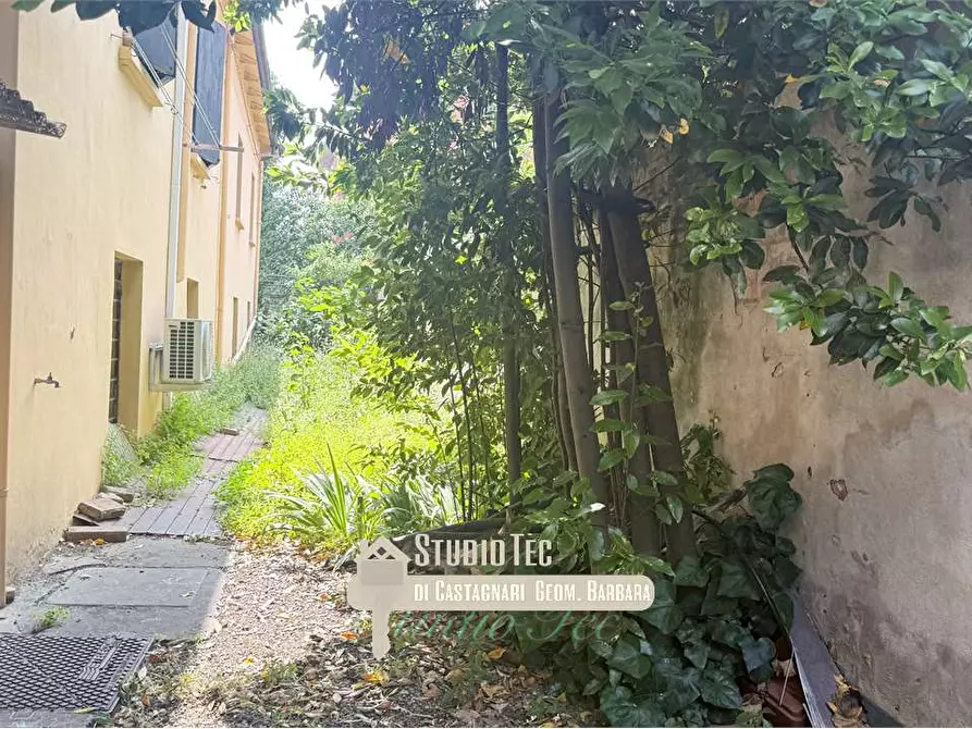 Immagine 20 di Garage in vendita  a Imola