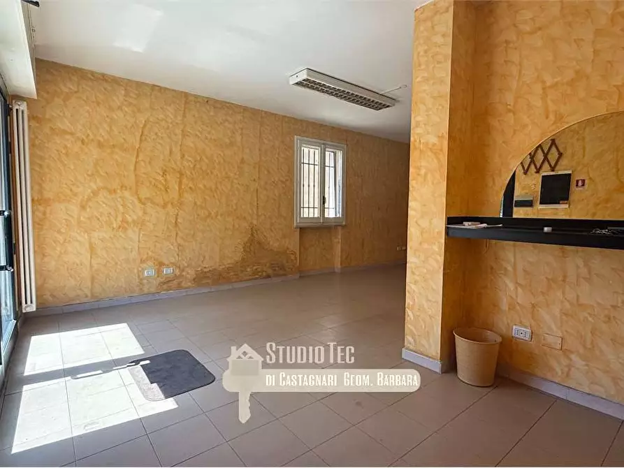 Immagine 1 di Negozio in affitto  in via Ravegnana  137 a Ravenna