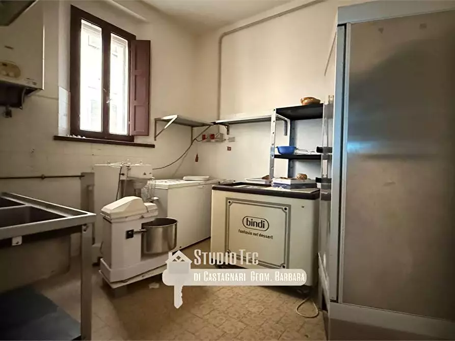 Immagine 30 di Negozio in affitto  in Via Mentana  a Ravenna