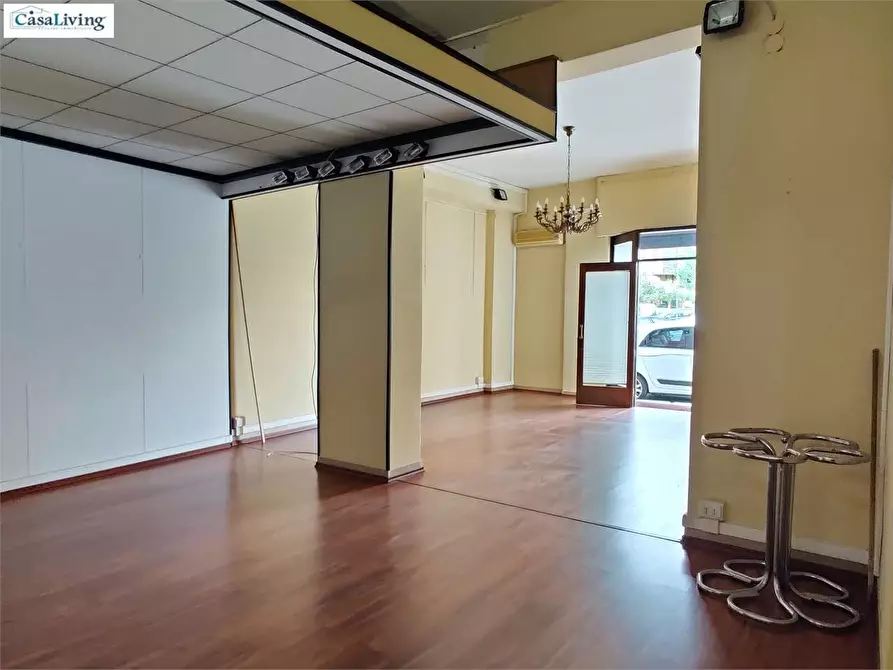 Immagine 4 di Negozio in vendita  in Piazza Generale Cascino  17 a Palermo