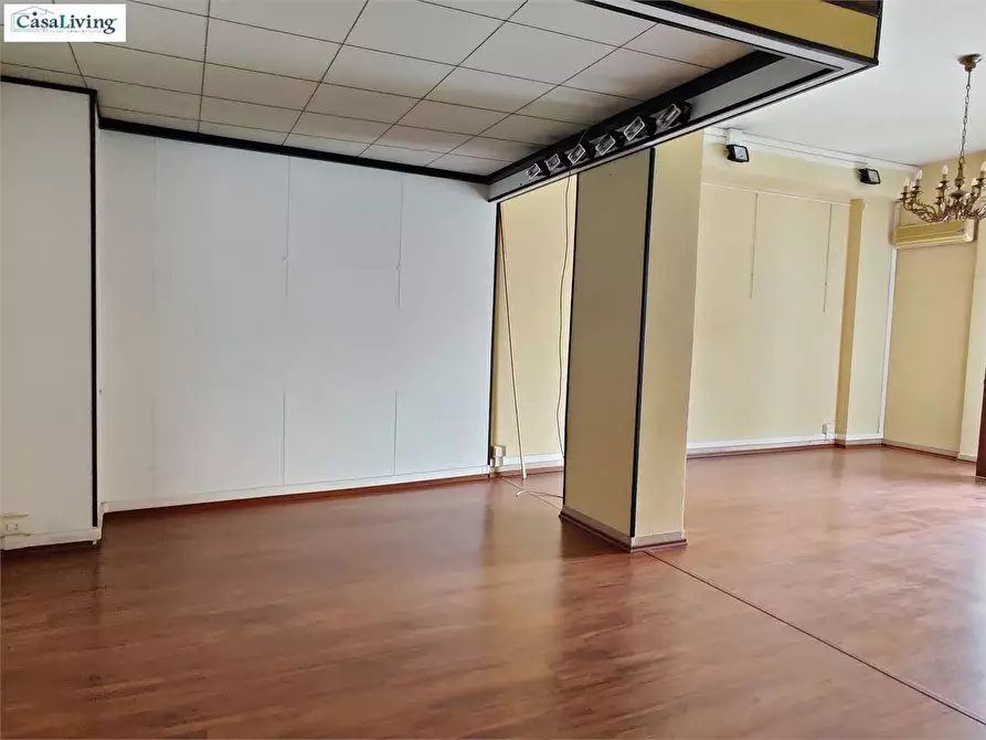 Immagine 6 di Negozio in vendita  in Piazza Generale Cascino  17 a Palermo