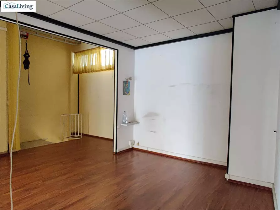 Immagine 8 di Negozio in vendita  in Piazza Generale Cascino  17 a Palermo