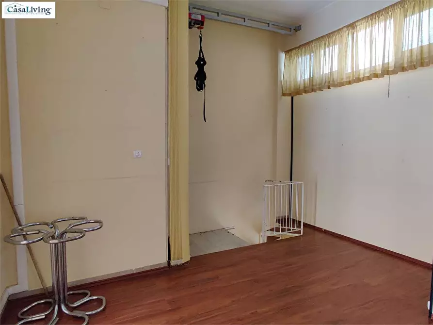 Immagine 9 di Negozio in vendita  in Piazza Generale Cascino  17 a Palermo