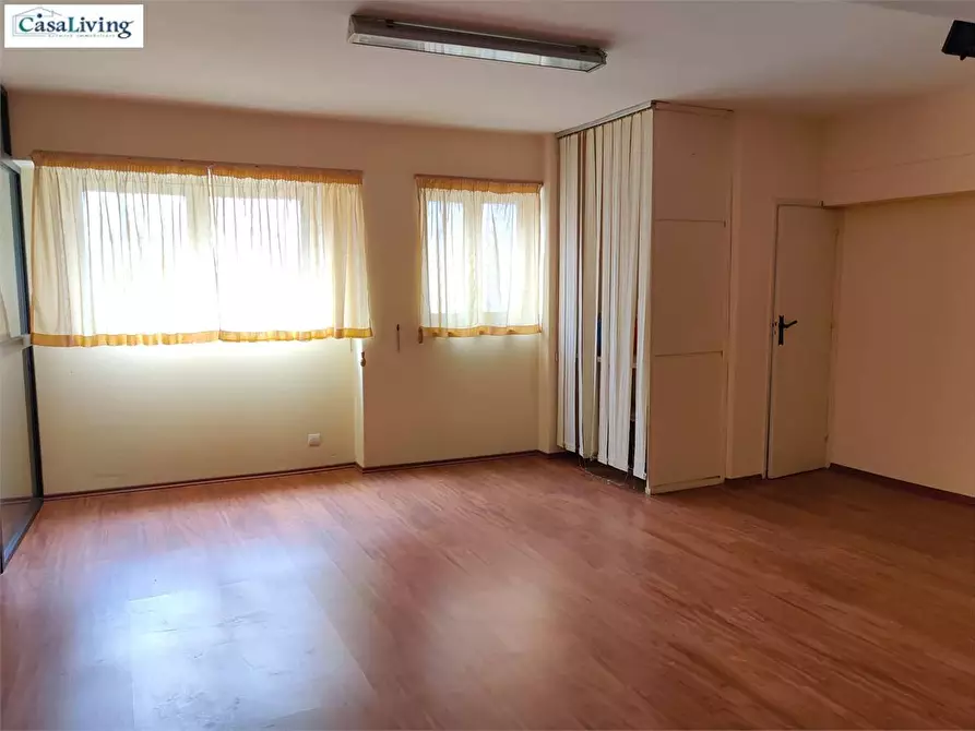 Immagine 12 di Negozio in vendita  in Piazza Generale Cascino  17 a Palermo