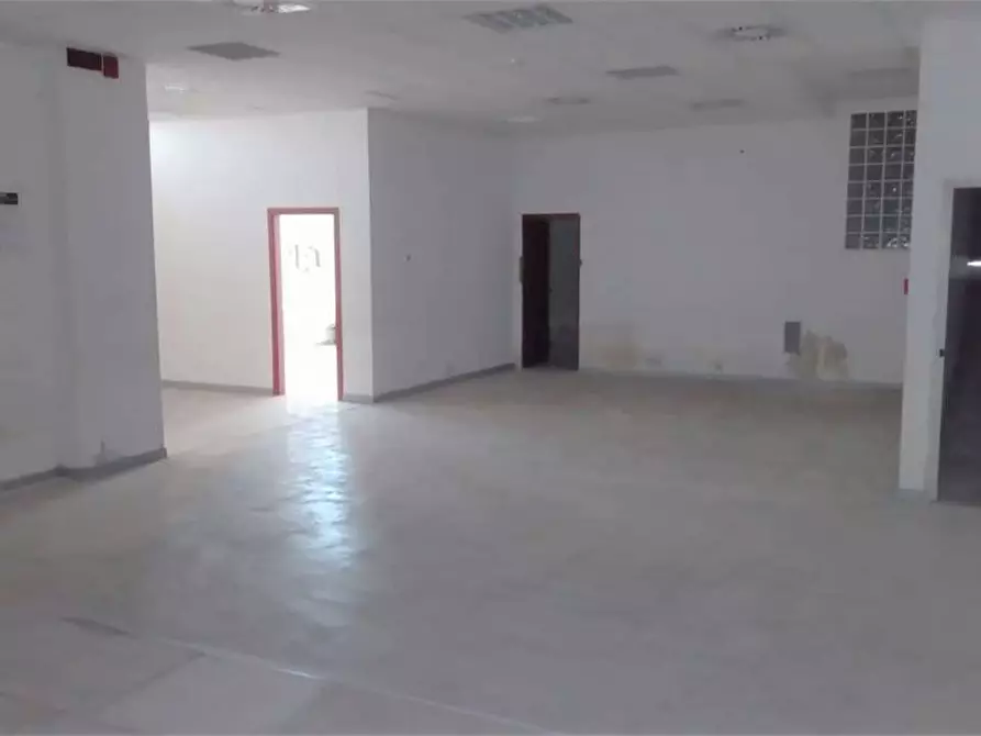 Immagine 9 di Negozio in affitto  in Via Pietro Nenni - Via Ugo La Malfa 24 a Palermo