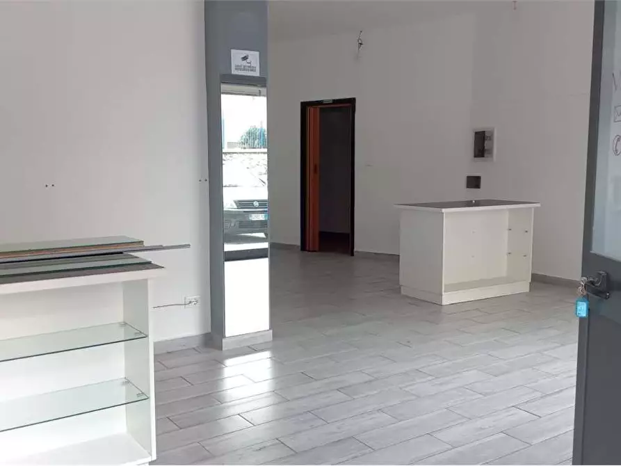 Immagine 10 di Negozio in vendita  in Via Venero  179 a Monreale