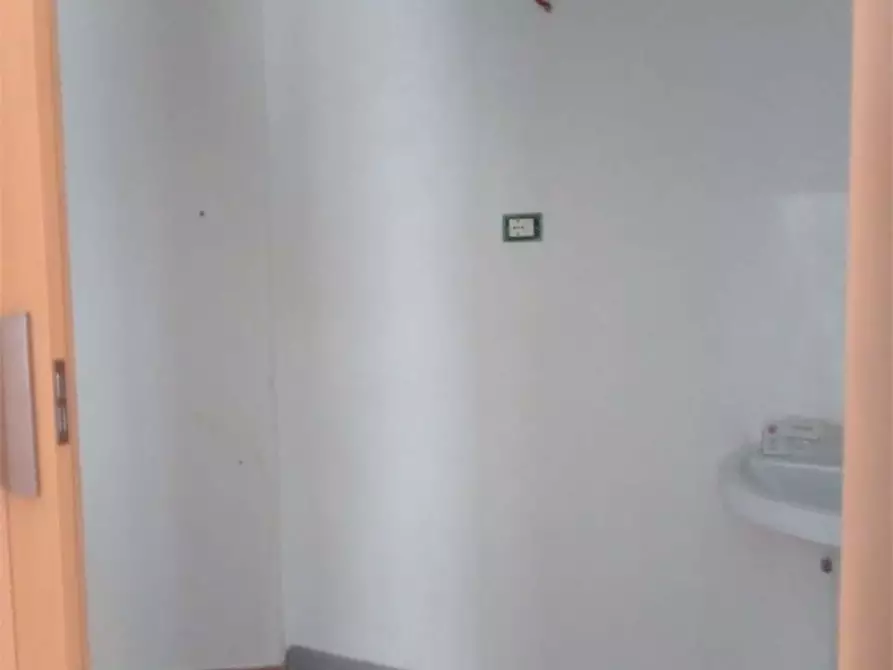 Immagine 17 di Negozio in vendita  in Via Venero  179 a Monreale