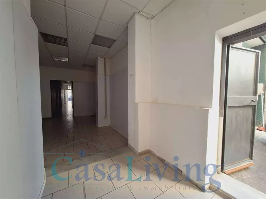 Immagine 10 di Negozio in affitto  in Via Aldo Moro  42-44 a Monreale