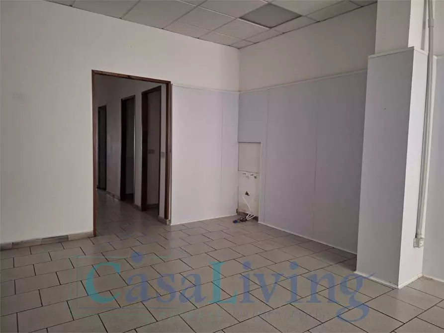 Immagine 11 di Negozio in affitto  in Via Aldo Moro  42-44 a Monreale