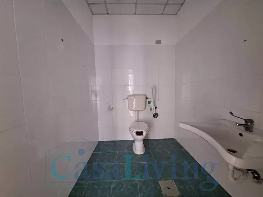 Immagine 21 di Negozio in affitto  in Via Aldo Moro  42-44 a Monreale