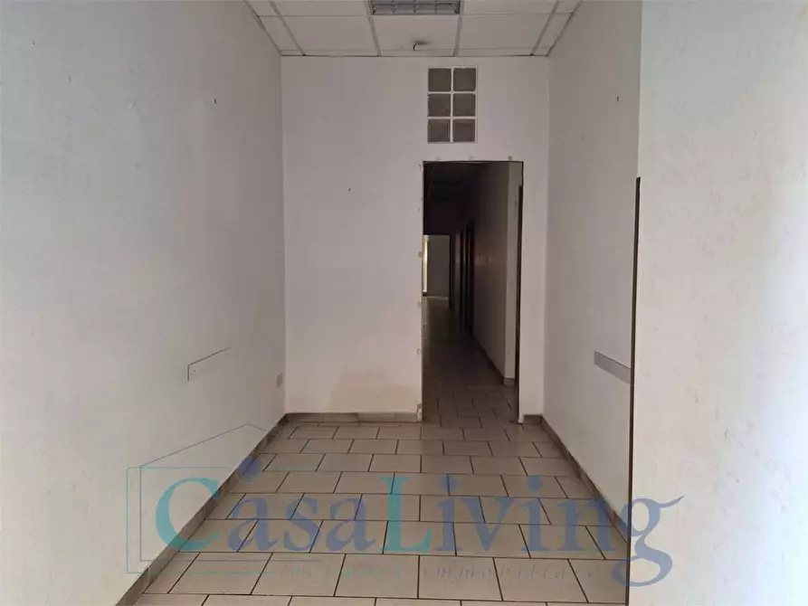 Immagine 24 di Negozio in affitto  in Via Aldo Moro  42-44 a Monreale