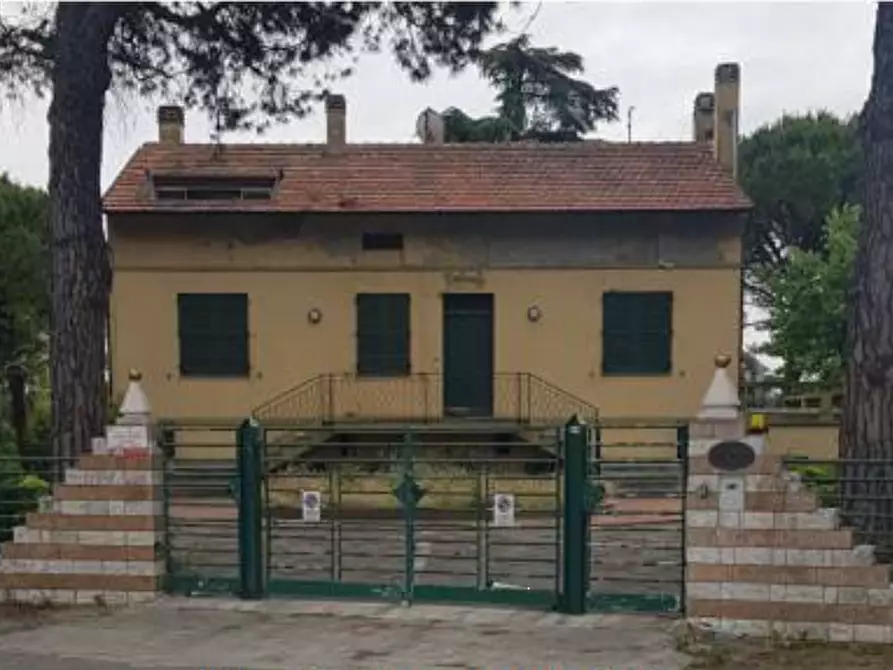 Immagine 1 di Stabile in vendita  in Strada del Montefeltro 53 a Pesaro