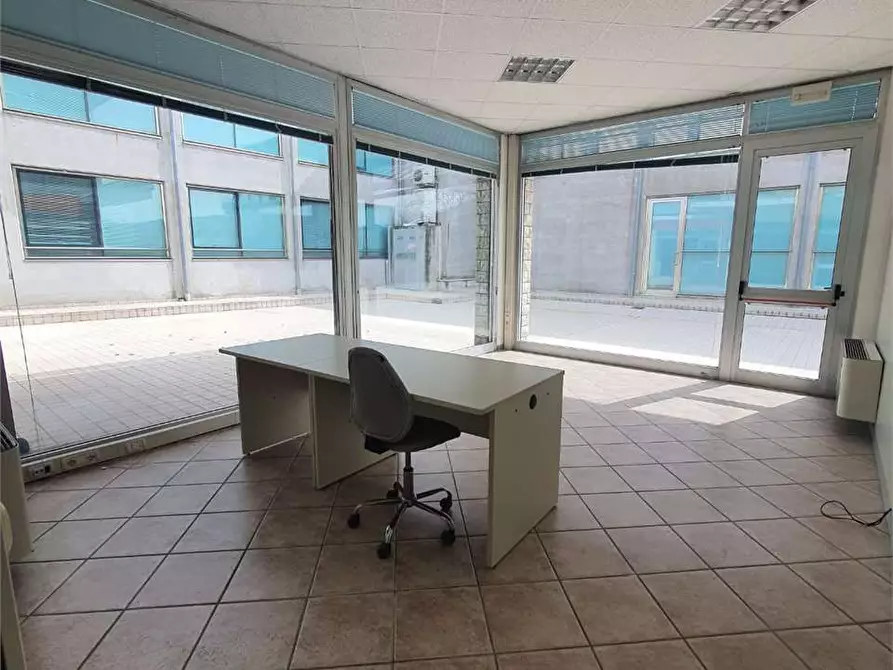 Immagine 6 di Ufficio in vendita  in Via Nazionale 2 a Vallefoglia