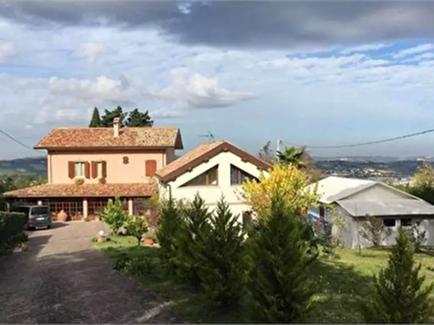 Immagine 1 di Villa in vendita  in Via Castello 8 a Montelabbate