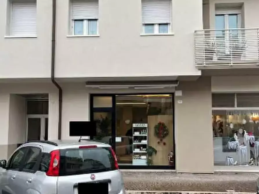 Immagine 1 di Negozio in vendita  in Via Correnti  20 a Pesaro