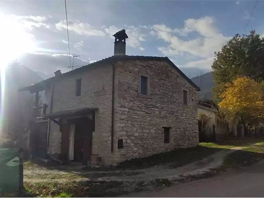 Immagine 1 di Villa in vendita  in Via Parrocchia Sant'Anna del Furlo 63 a Fossombrone