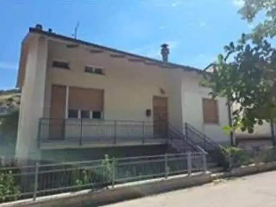 Immagine 1 di Villa in vendita  in V. Flaminia Nord 88 a Cagli