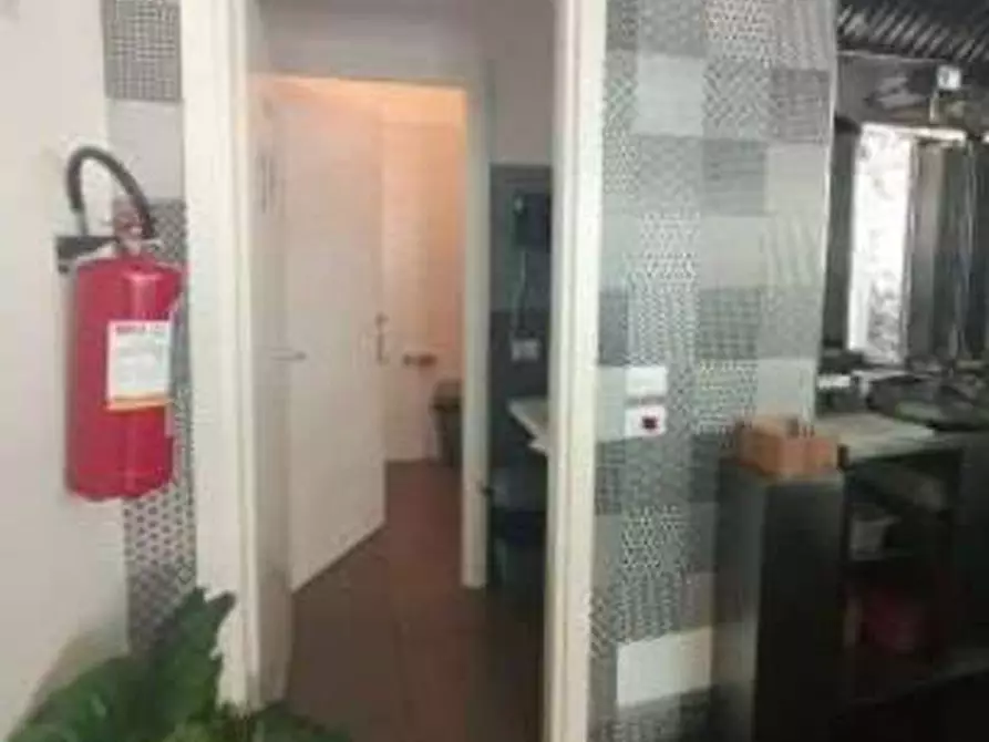 Immagine 3 di Negozio in vendita  in Via XXIV Maggio 109-111 a Pesaro