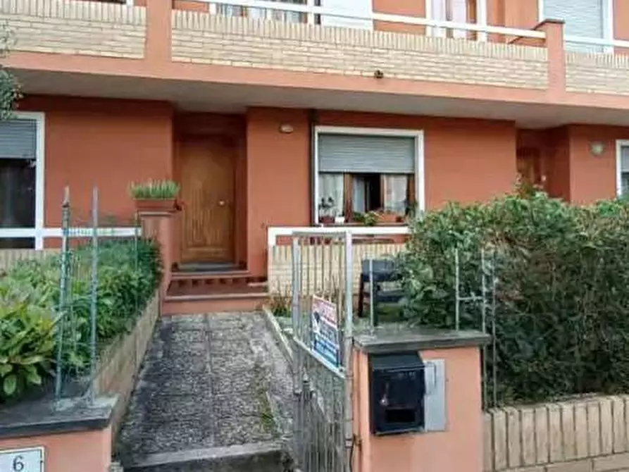 Immagine 1 di Villetta a schiera in vendita  in Via Gubbio 6 a Colli Al Metauro