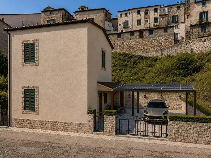 Immagine 1 di Villa in vendita  in Via Braccianese Claudia 13 a Tolfa