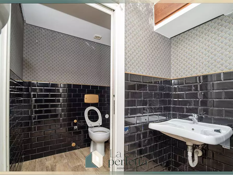 Immagine 15 di Negozio in vendita  in Vicolo Dell'Arco  5 a Civitavecchia