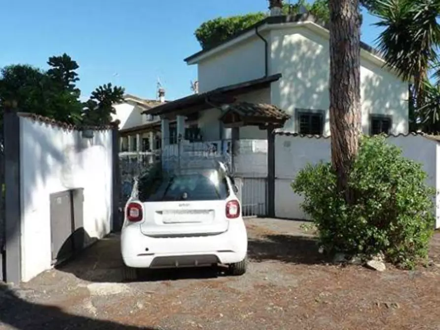 Immagine 4 di Villetta a schiera in vendita  in via Valle Aurina 1/C a Roma