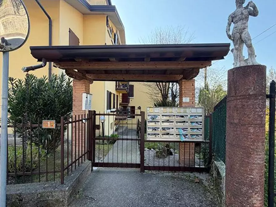 Immagine 2 di Appartamento in vendita  in Via roccolino 1 a Caprino Bergamasco