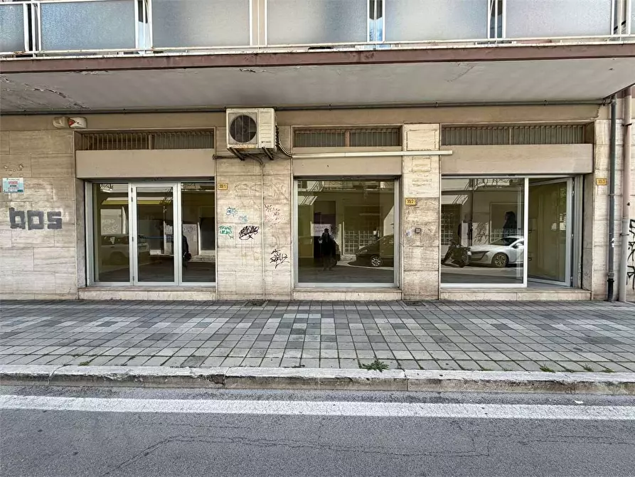 Immagine 1 di Negozio in affitto  a Pescara
