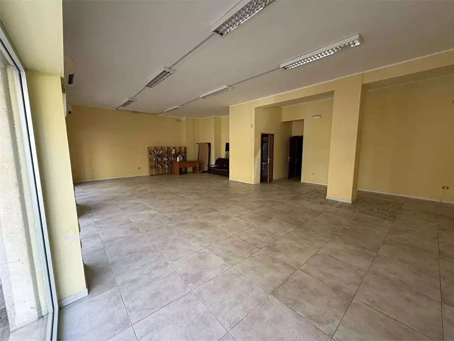Immagine 2 di Negozio in affitto  a Pescara
