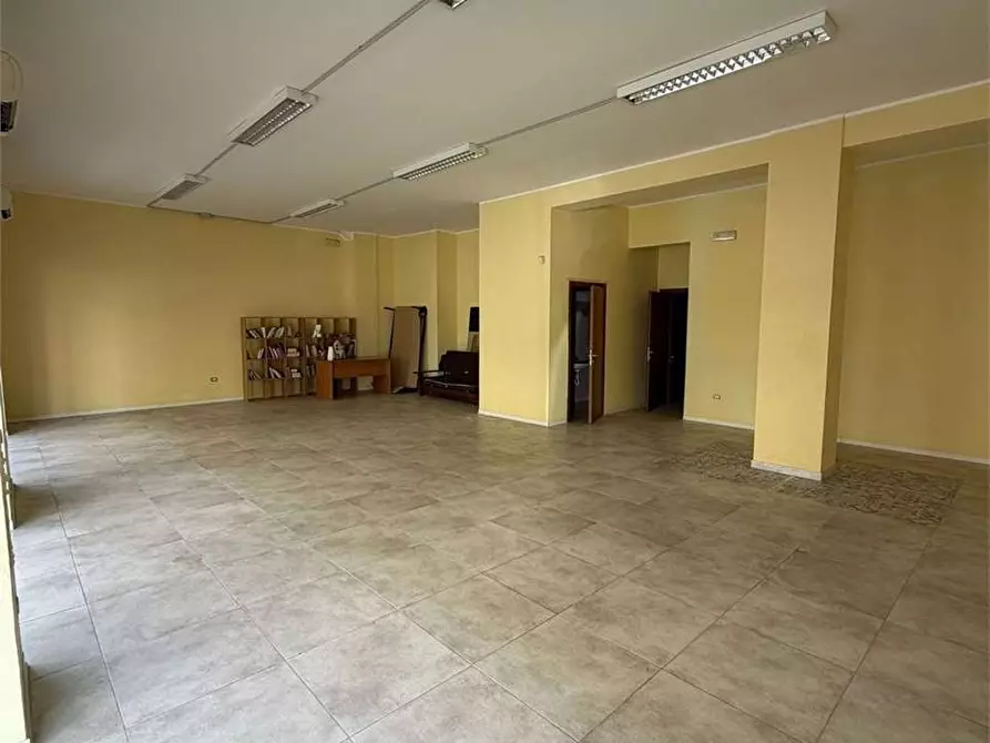Immagine 3 di Negozio in affitto  a Pescara