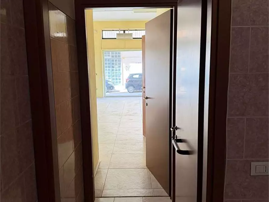Immagine 6 di Negozio in affitto  a Pescara