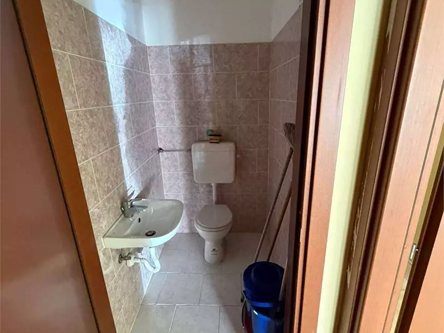 Immagine 10 di Negozio in affitto  a Pescara