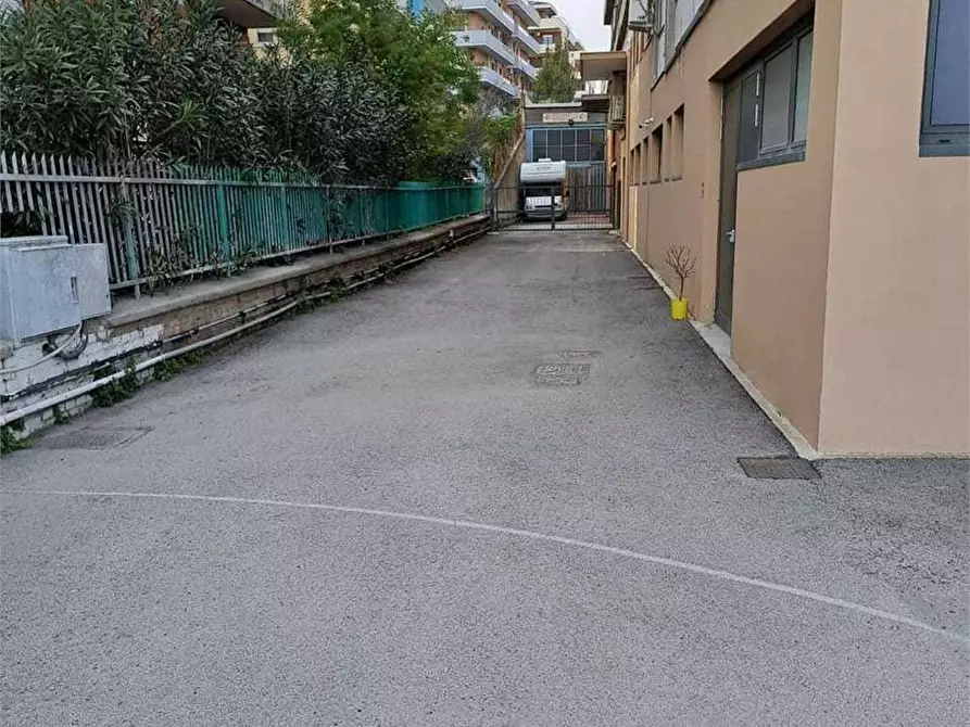 Immagine 2 di Capannone industriale in affitto  a Pescara