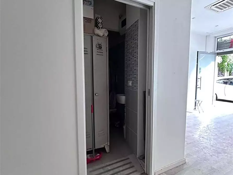 Immagine 4 di Negozio in vendita  in Firenze a Pescara