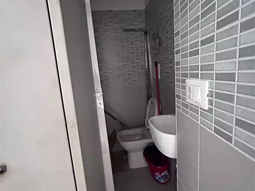 Immagine 5 di Negozio in vendita  in Firenze a Pescara