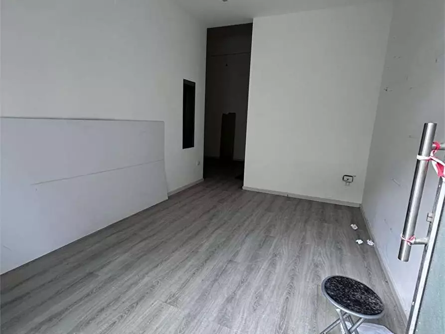 Immagine 9 di Negozio in vendita  in Firenze a Pescara