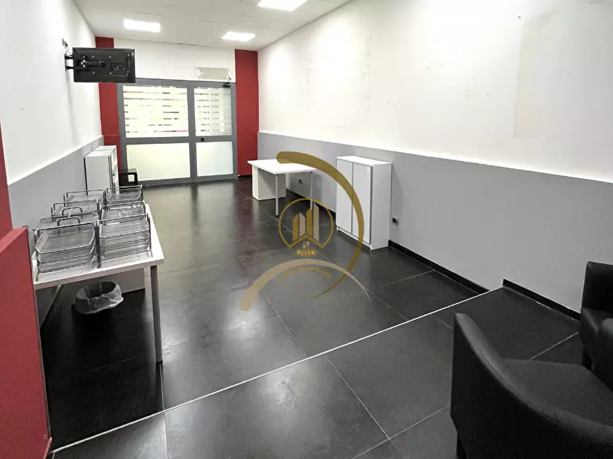 Immagine 2 di Negozio in affitto  in Viale Don Luigi Sturzo  5 a Andria