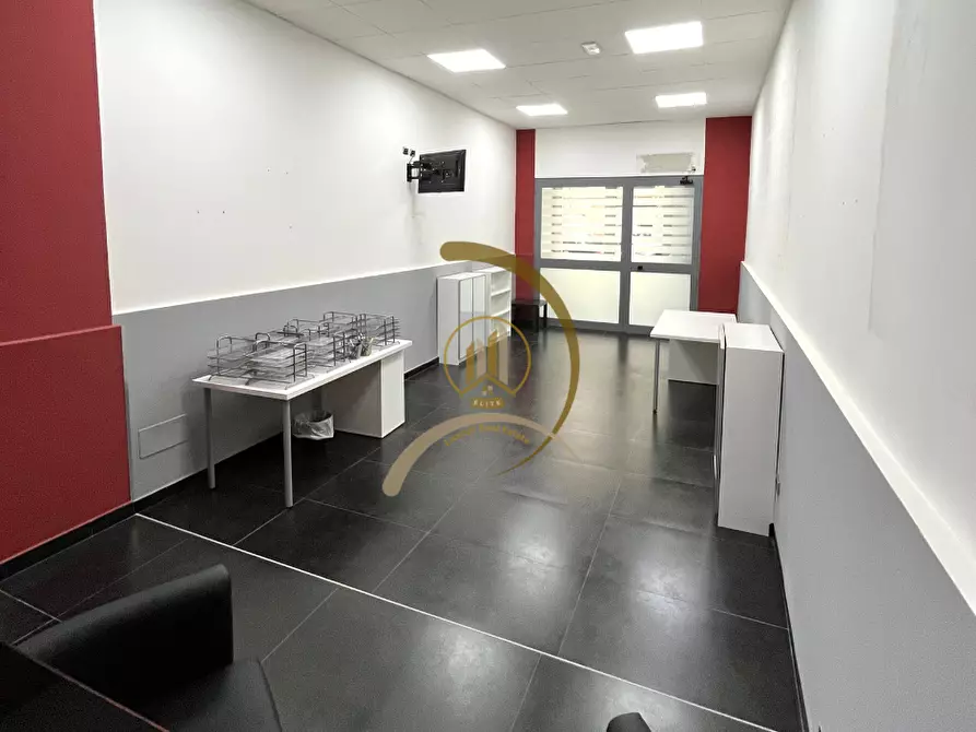 Immagine 3 di Negozio in affitto  in Viale Don Luigi Sturzo  5 a Andria