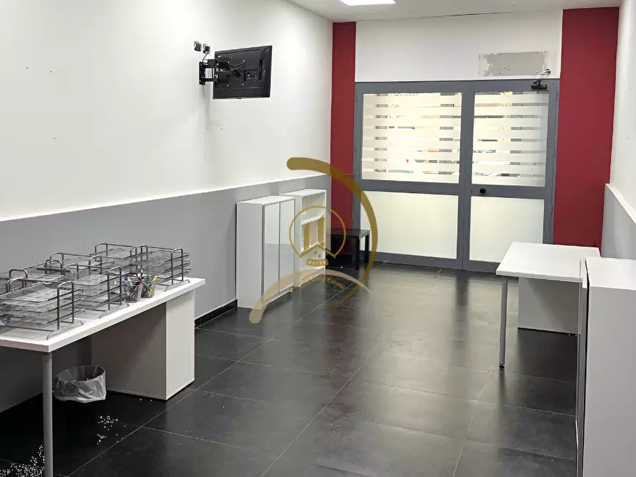 Immagine 4 di Negozio in affitto  in Viale Don Luigi Sturzo  5 a Andria