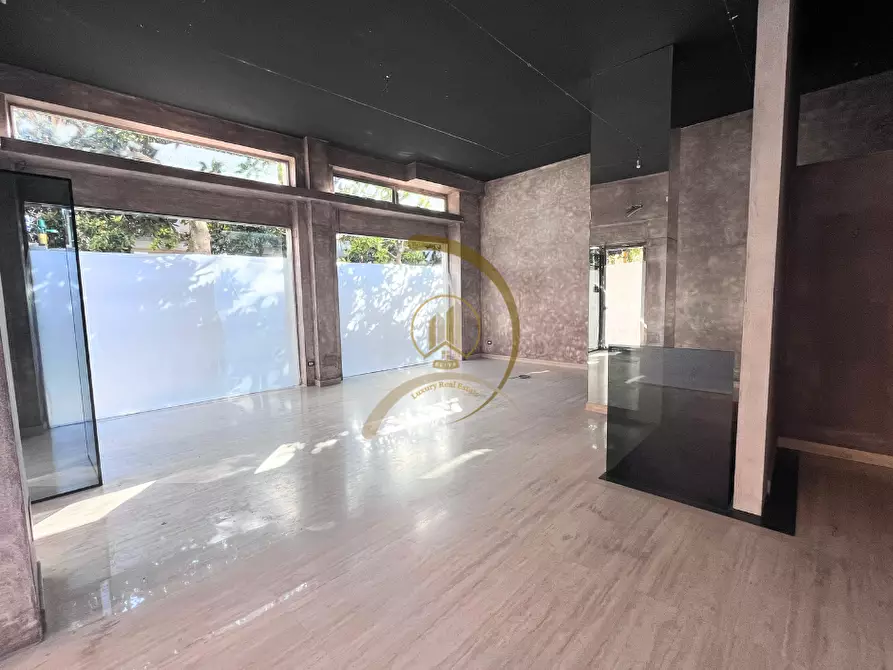 Immagine 5 di Negozio in affitto  in Viale Roma  2 a Andria