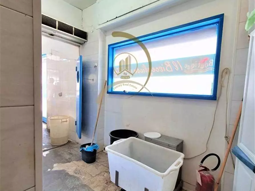 Immagine 6 di Negozio in vendita  a Andria