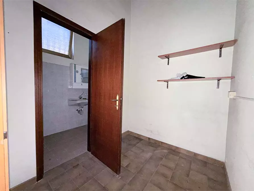 Immagine 10 di Negozio in vendita  in via dei servi di maria a Siracusa