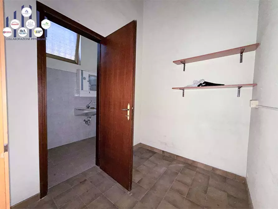 Immagine 10 di Negozio in vendita  in via dei servi di maria a Siracusa