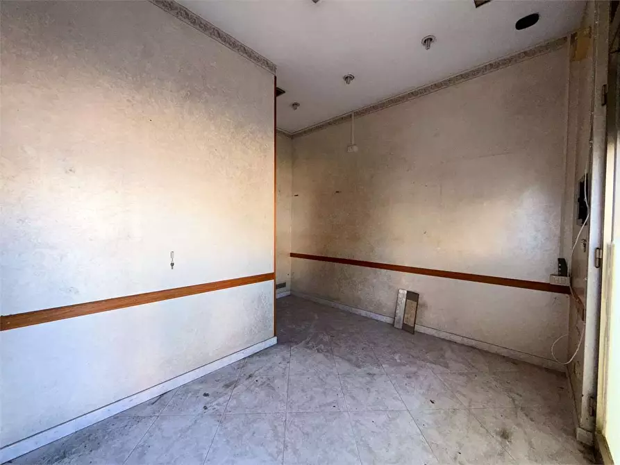 Immagine 11 di Negozio in vendita  in via dei servi di maria a Siracusa