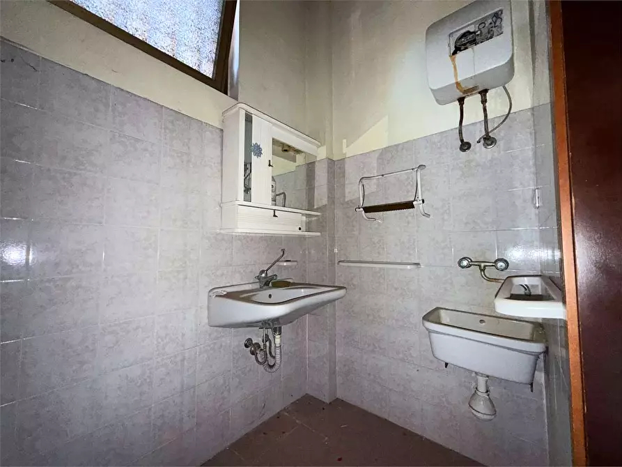 Immagine 12 di Negozio in vendita  in via dei servi di maria a Siracusa