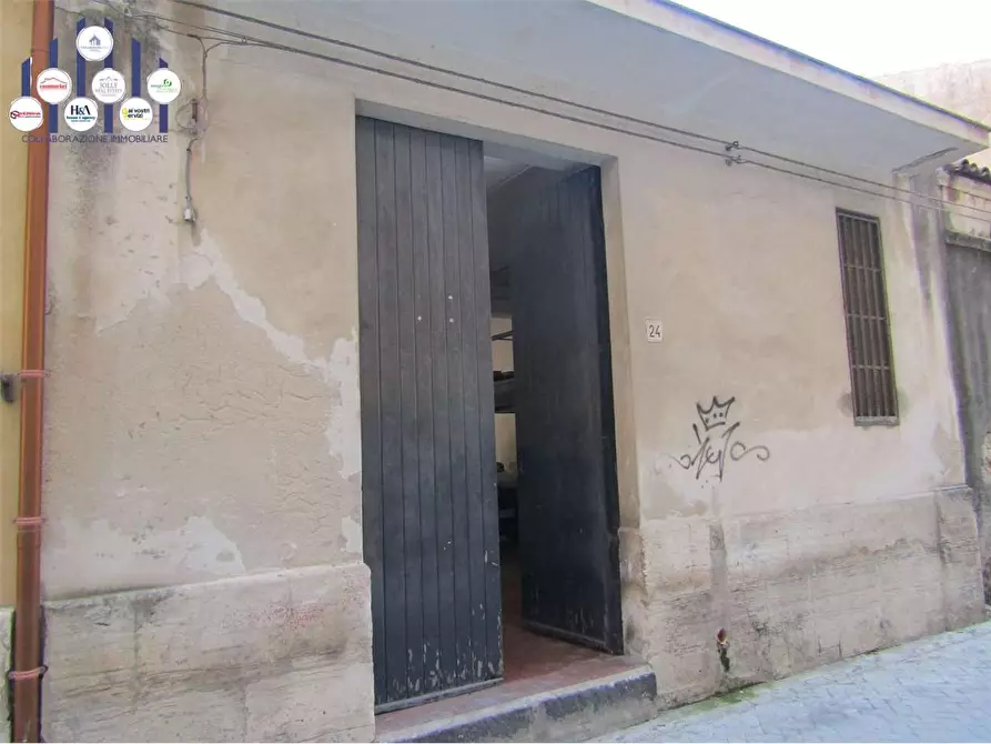 Immagine 2 di Magazzino in vendita  a Siracusa